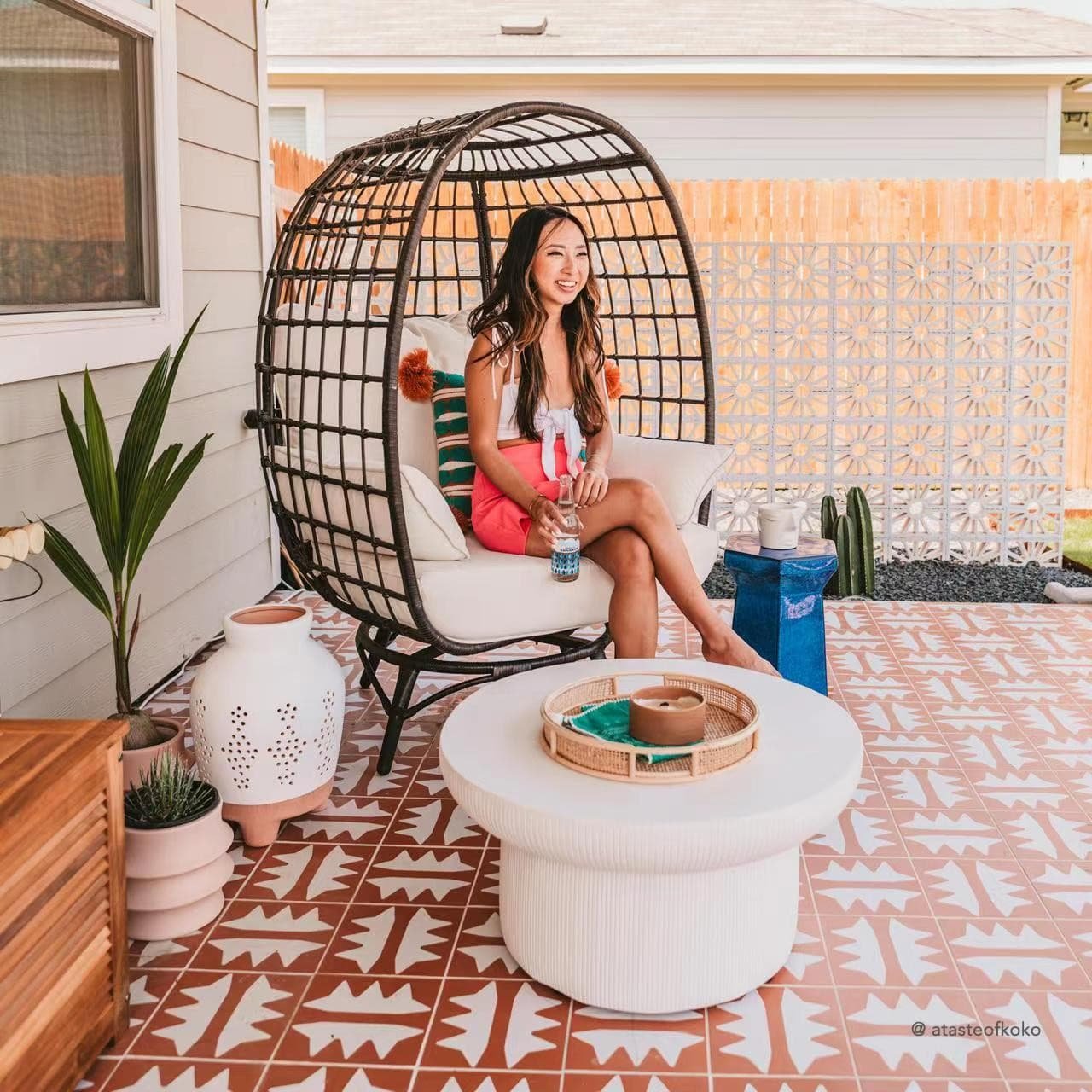 Sunjoy Metal Frame Swivel Egg Cuddle Chair with Cushions